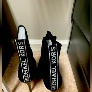 New Micheal Kors mod rise boots size 8 black